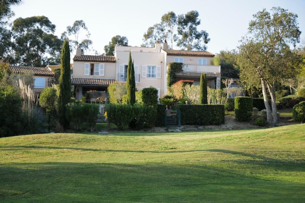 Charmantes Haus Im Golf Club Saint Tropez Exterior foto