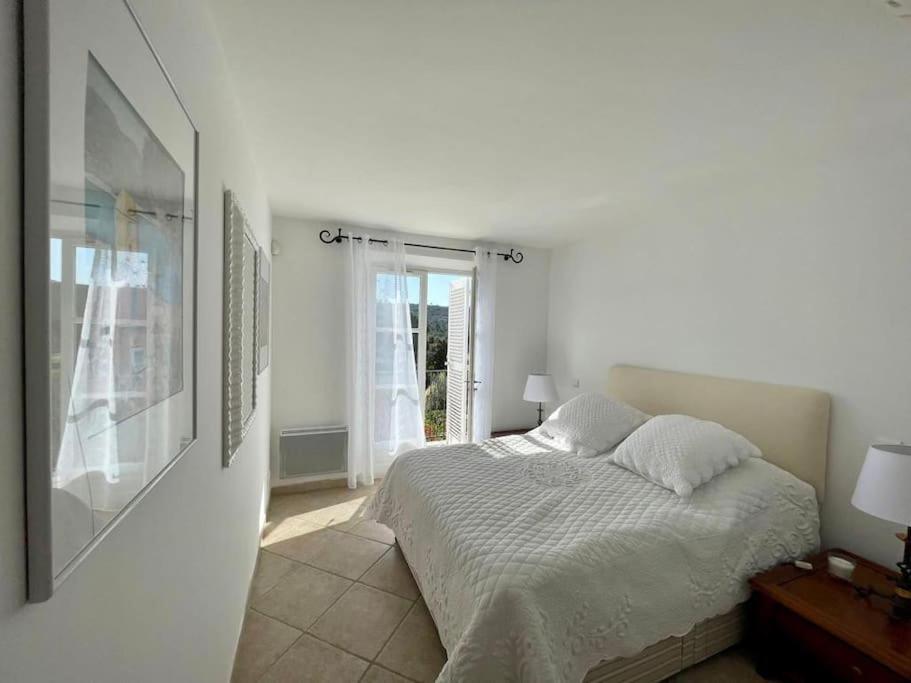 Charmantes Haus Im Golf Club Saint Tropez Exterior foto