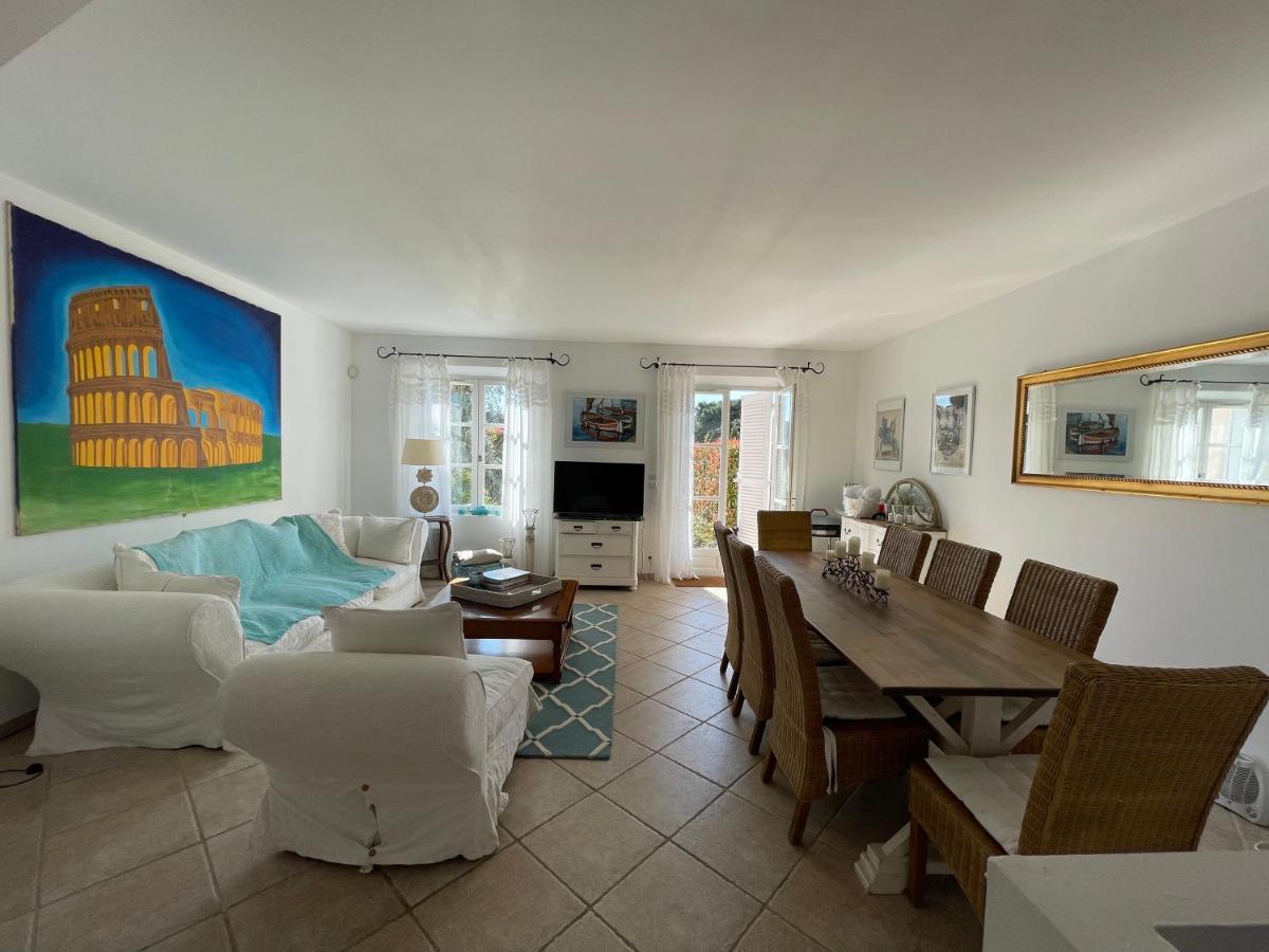 Charmantes Haus Im Golf Club Saint Tropez Exterior foto