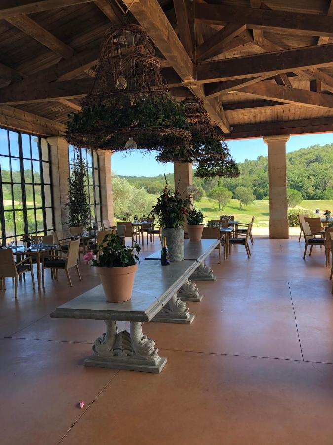 Charmantes Haus Im Golf Club Saint Tropez Exterior foto