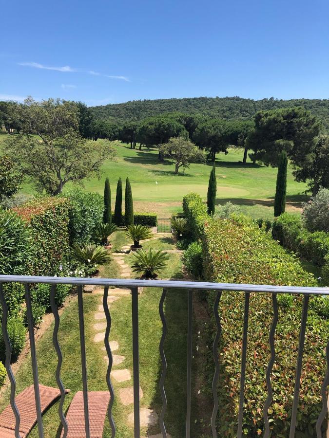 Charmantes Haus Im Golf Club Saint Tropez Exterior foto