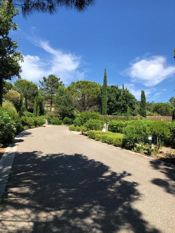 Charmantes Haus Im Golf Club Saint Tropez Exterior foto