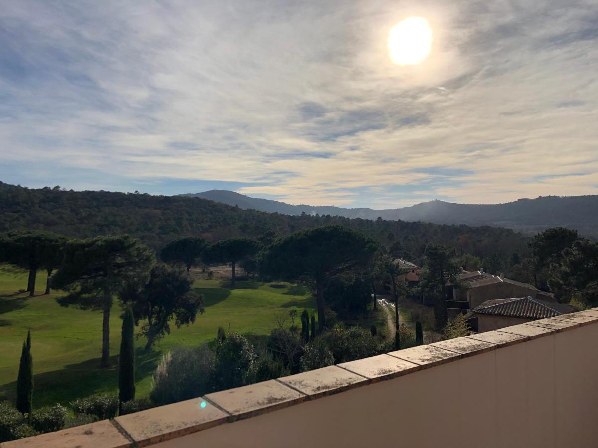 Charmantes Haus Im Golf Club Saint Tropez Exterior foto