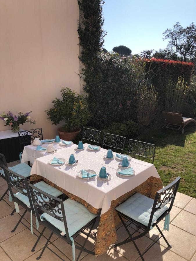 Charmantes Haus Im Golf Club Saint Tropez Exterior foto