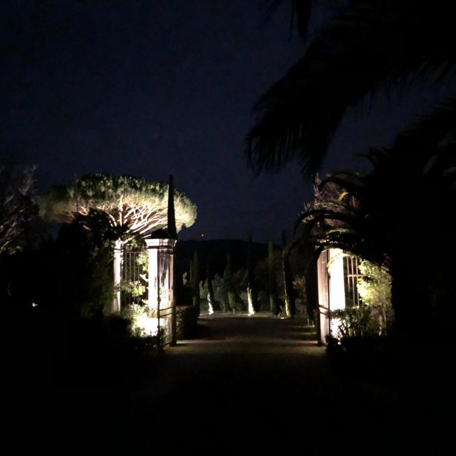 Charmantes Haus Im Golf Club Saint Tropez Exterior foto