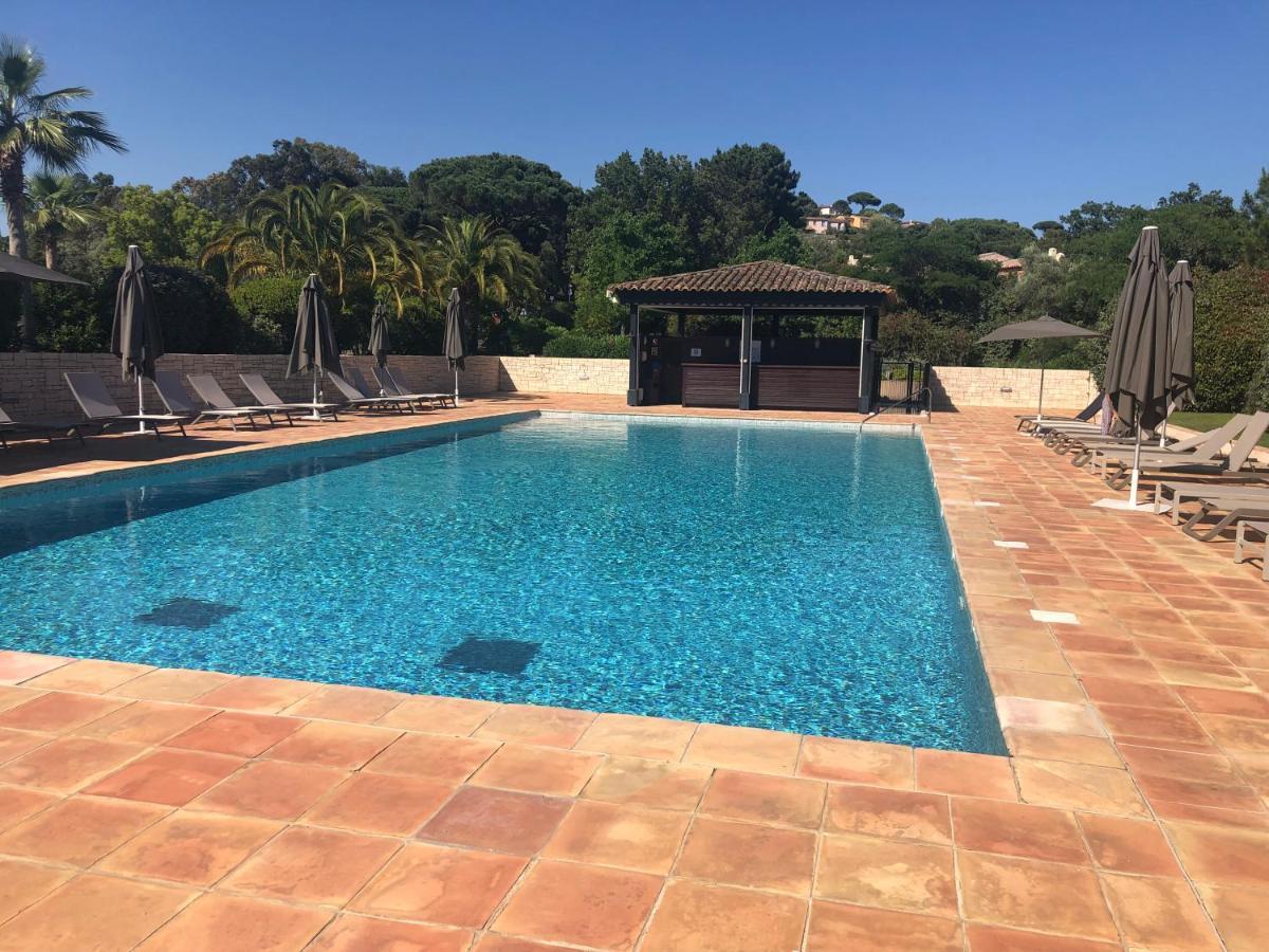 Charmantes Haus Im Golf Club Saint Tropez Exterior foto